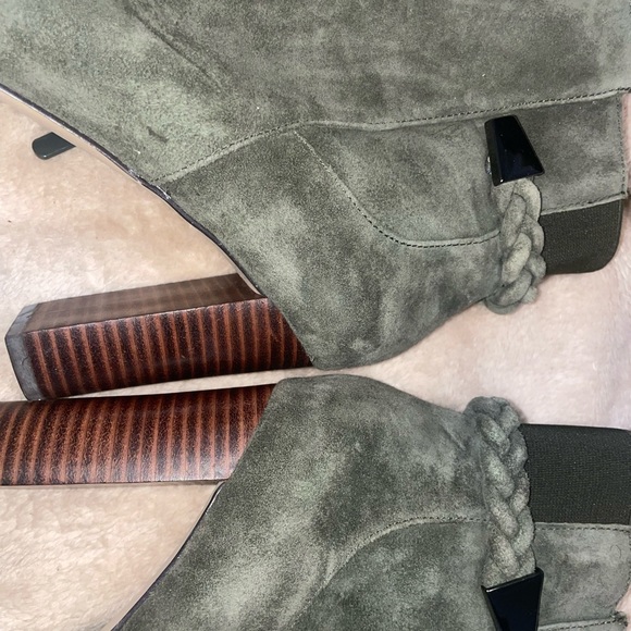 Saks fifth avenue boots suede green so pretty used once - Picture 2 of 10